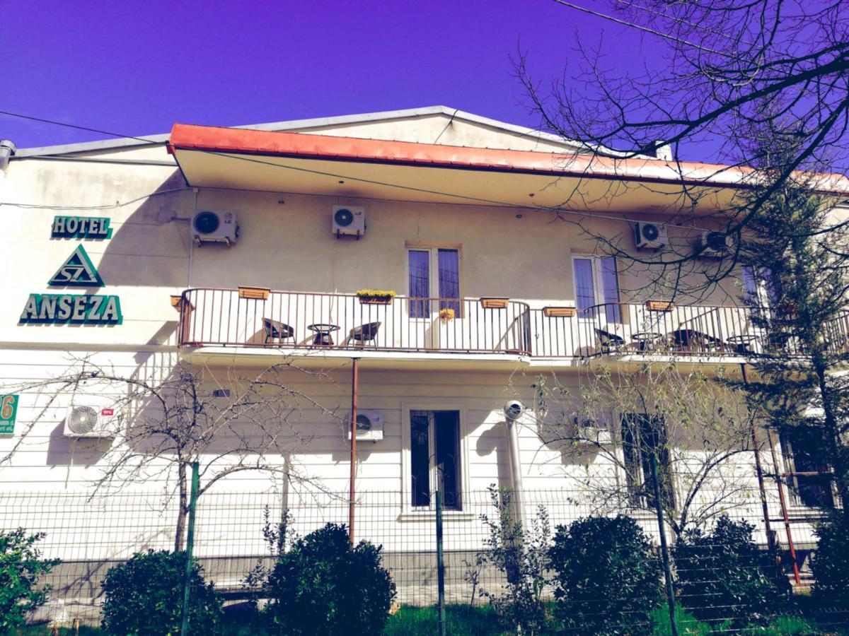 Anseza Hotel Кутаиси Екстериор снимка