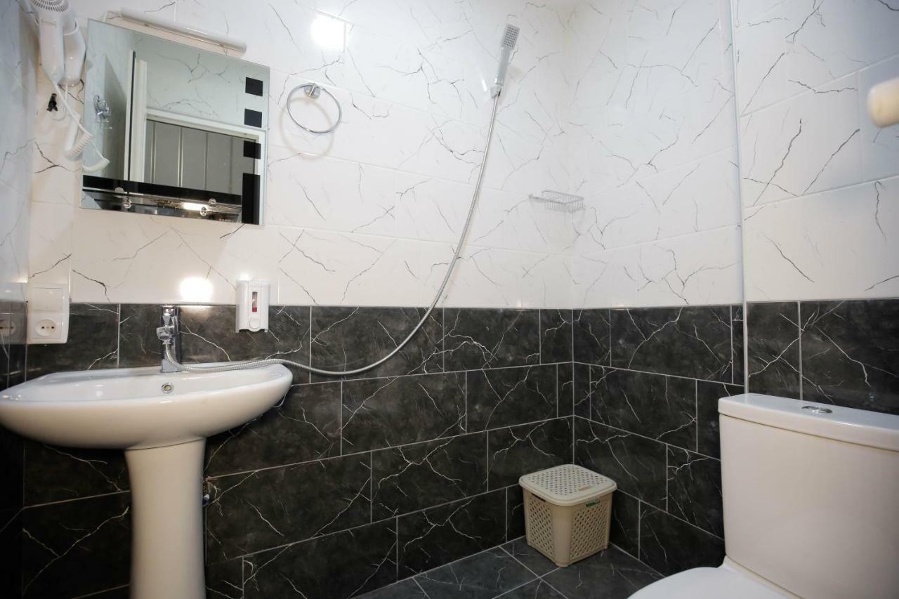 Anseza Hotel Кутаиси Екстериор снимка